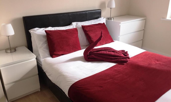 Basingstoke Apartment | Contemporary Apartments, Balcony & Parking