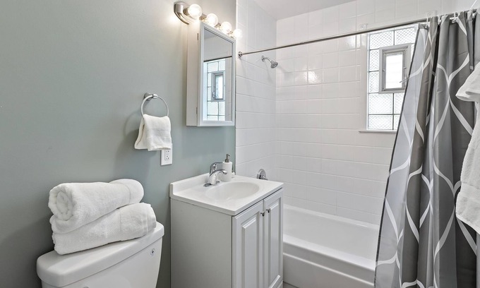 Lombard House | Contemporary Chicago Getaway in Lombard