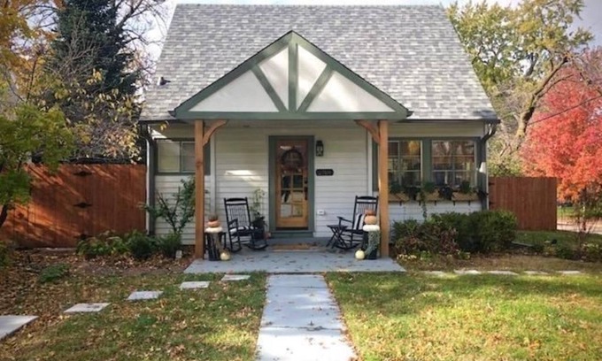 Lincoln Cottage | Contemporary Cottage 5 min walk to major bike path
