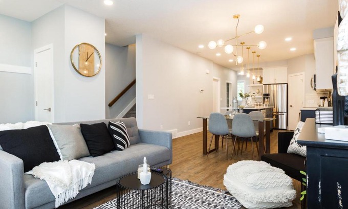 Jasper Place House | Contemporary Farmhouse Home - King Bed - Double Garage Parking - Free WiFi & Netflix - Long Stays Welcome