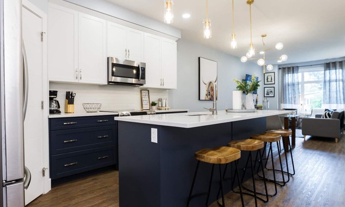 Jasper Place House | ★Contemporary Home ★ King Bed ✔ WiFi ✔Long Stays ★ Clean