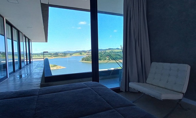 Joanopolis House | CONTEMPORARY HOUSE IN GATED COMMUNITY OVERLOOKING THE DAM