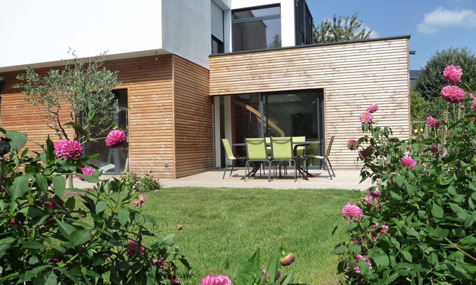 Ferel House | Contemporary house with sauna 10 kms from the sea: le jardin aux oiseaux