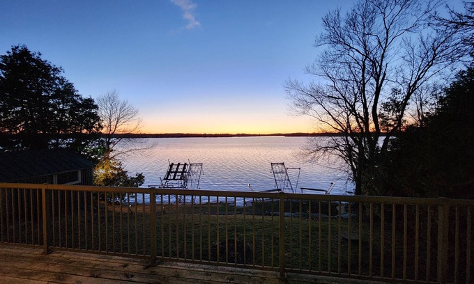 Selwyn Cottage | Contemporary Lake Front Retreat w/Picturesque Sunsets & Bunkie!