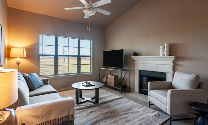 Bentonville Apartment | Contemporary large 1BR, in unit Washer/Dryer, FREE parking with all amenities!