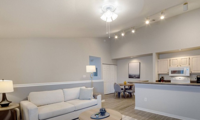 Palm Harbor Apartment | Contemporary large 3BR, in unit Washer/Dryer, FREE parking with all amenities!