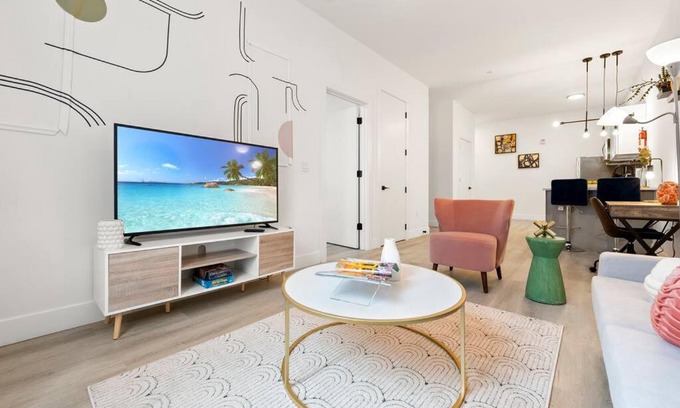 Elizabeth Apartment | Contemporary Luxury BR, EWR AIRPT, Nyc, Free Pkng, Prudential CNTR, American Dream Mall