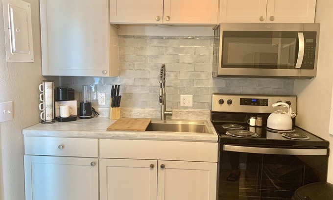 Kokomo Condo | Contemporary One Bedroom Condo