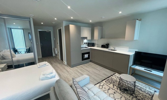 Bracknell Apartment | Contemporary Studio with free Parking in Bracknell