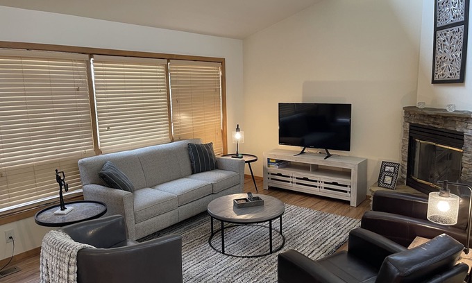 Columbia Falls House | Contemporary Townhome on the Golf Course - Sleeps 6
