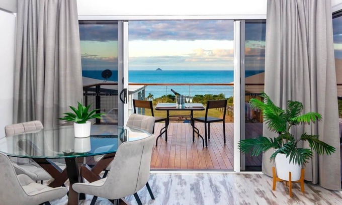 Hideaway Bay House | Contemporary two Bedroom Beach Cottage, Views of the Coral Sea, Maritima Lodge