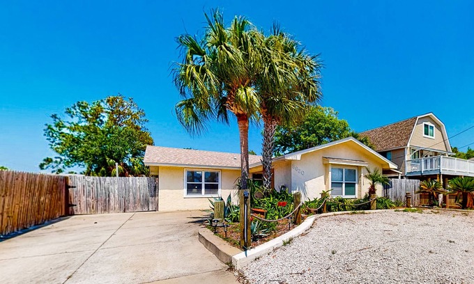 Biltmore Beach House | Contemporary beach house within walking distance to beach + central AC & WiFi
