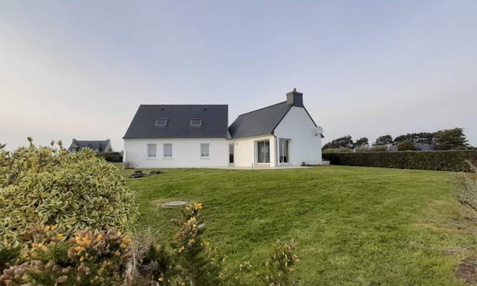 Treguennec House | Contemporary villa in a green setting, close to the beach
