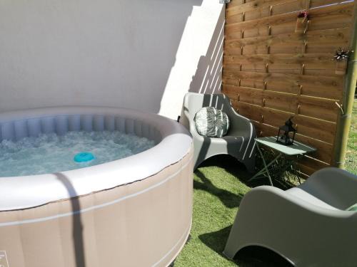 Massillargues-Attuech Apartment | Conteneur avec spa privé face aux vignes