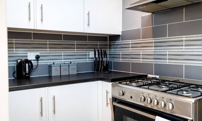 Northfleet House | Contractor Friendly Retreat: 2-BR Terrace House near A2 | On Site Stay Gravesend