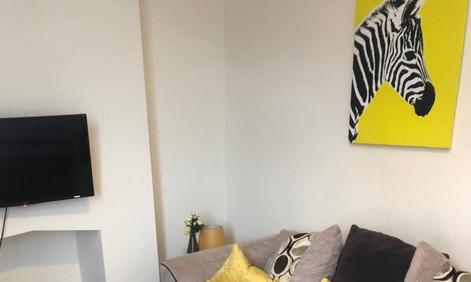 Gedling House | Convenient 2 bedroom house free Parking wifi
