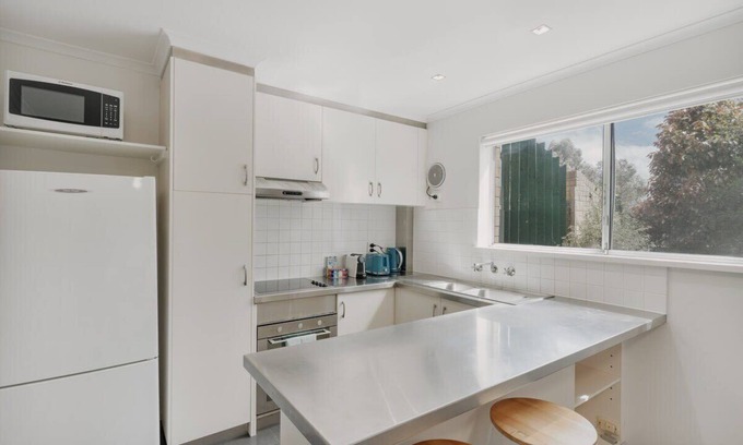 Aranda House | Convenient 2 Bedroom Townhouse with Parking