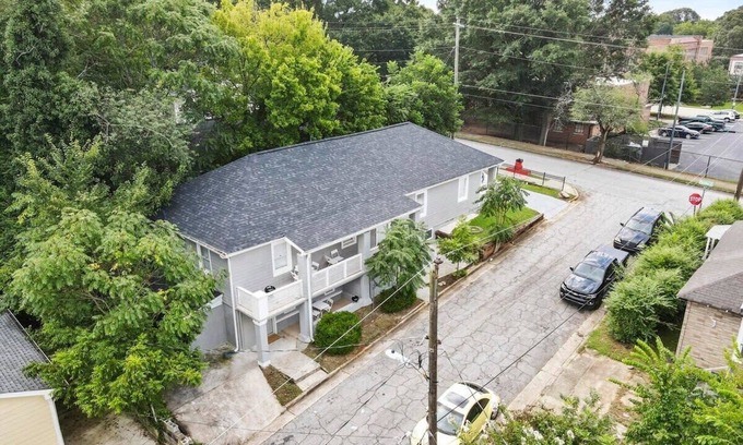 Pittsburgh Apartment | Convenient 2BR Unit Near Georgia Aquarium: Coffee, BBQ, AC, Parking Included