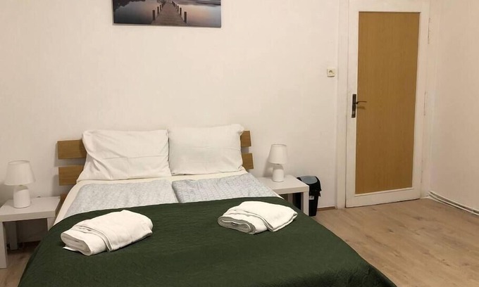 Brigittenau Apartment | Convenient 3BR Apt. near Danube & Millenium Tower