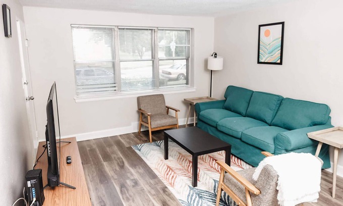 St. Louis Apartment | Convenient Apt w/Shopping, Dining & Freeways