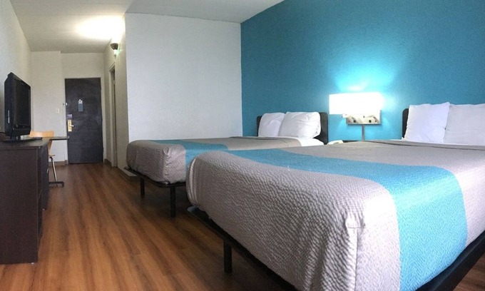 Melrose Park House | Convenient Choice for Leisure Travelers! Walk to Triton College, FREE Parking!
