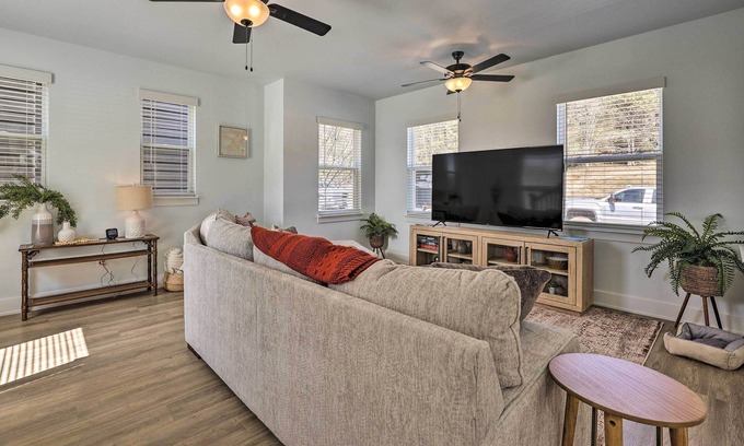 Fayetteville House | Convenient Fayetteville Home - 3 Mi to Town!