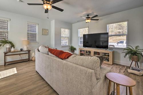 Fayetteville House | Convenient Fayetteville Home - 3 Mi to Town!