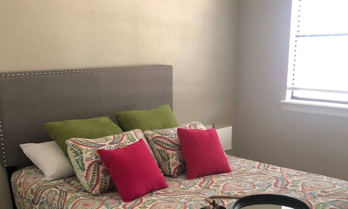 Lowell House | Convenient I-49 Cozy Home