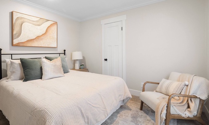 Murray House | Convenient Living Awaits 2 bedrooms and 1.5 bathrooms