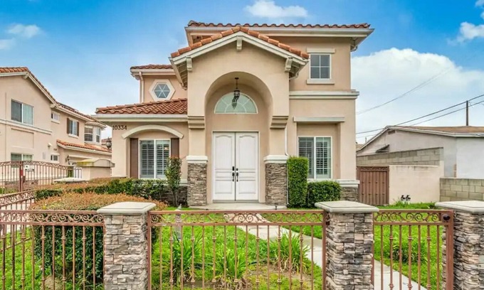 South el Monte House | Convenient Located Warming Large 4 Bedroom 3 Bath Home Near DTLA over 2,100 SF