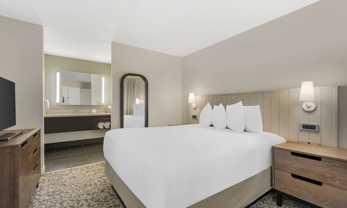 Herndon Apartment | Convenient Location! 3 Relaxing Units, Kitchen, Pet-Friendly, Onsite Parking