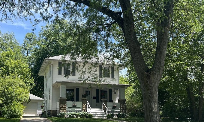 Bloomington House | Convenient location Quiet Comfortable- Near ISU-IWU Fire-Pit Grill Porch