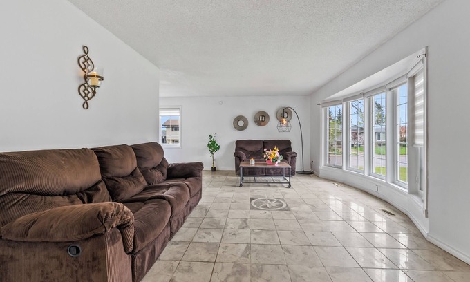 Southeast Edmonton House | Convenient & peaceful just for U