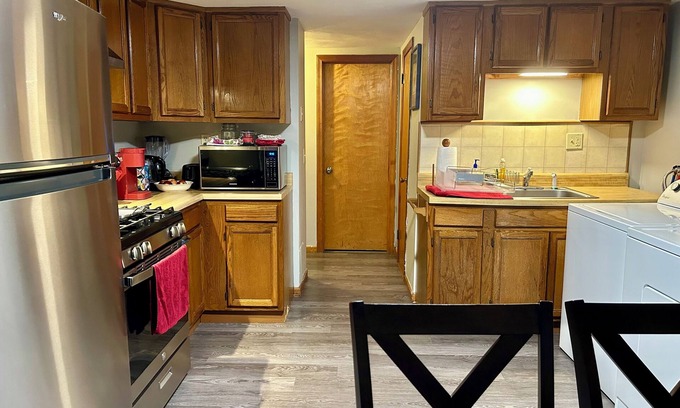 Chicopee Apartment | Convenient pet friendly 2br/3bd w/full bathroom located in a safe & quite city