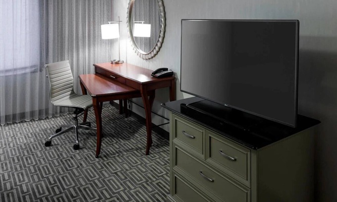 Fairfax Hotel | Convenient Pet-Friendly Room Close to Ratcliffe-Allison-Pozer House