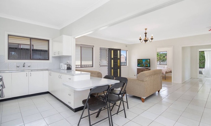The Entrance House | Convenient Quiet Location, family & pet friendly.