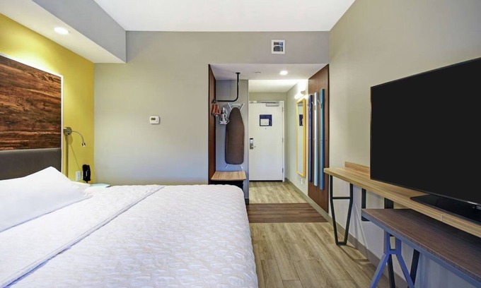 Portland House | Convenient Room Near Airport & Shopping w/Free Shuttle, Breakfast & Parking