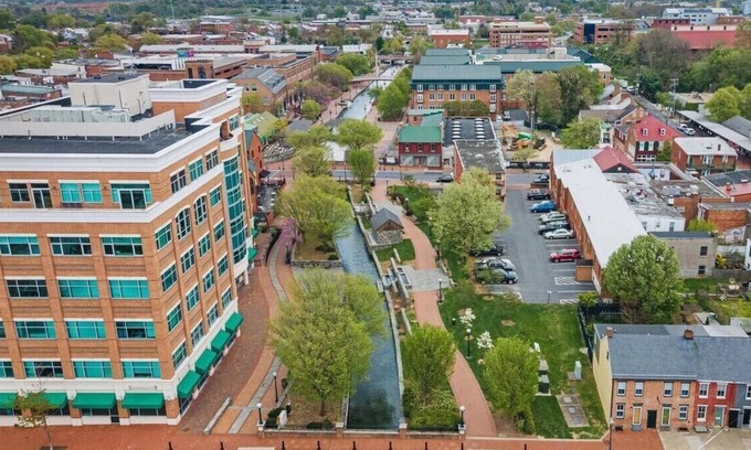 Downtown House | Convenient Row Home in the 💖 of Downtown on the Creekside!
