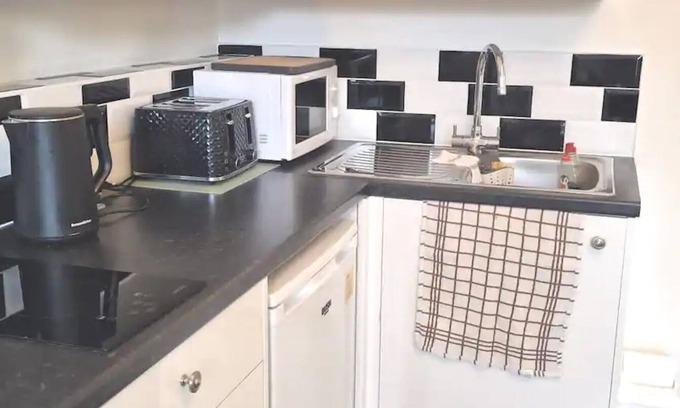 Ealing Common Apartment | Convenient Studio Apartment, Ealing