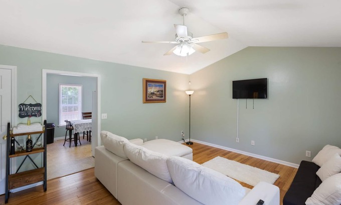 Winston - Salem House | ✨Convenient to I-40, DT, Wake Forest, UNCSA, WSSU, Benton Center, & Hospitals✨
