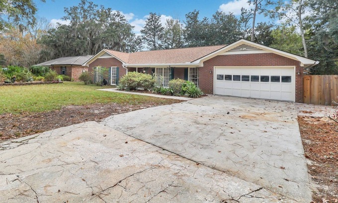 Colonial Oaks House | Convenient