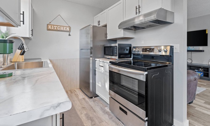 St. Louis Park Apartment | Convenient West End Apartment