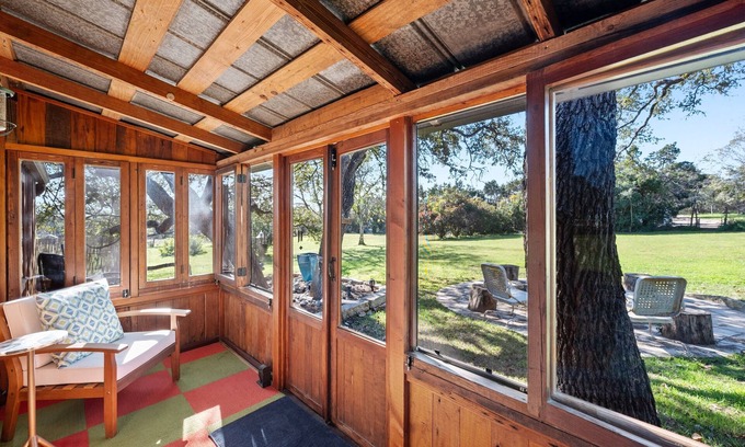 West Oak Hill House | Conveniently Located-Charming Tiny Cabin-Oak Hill!