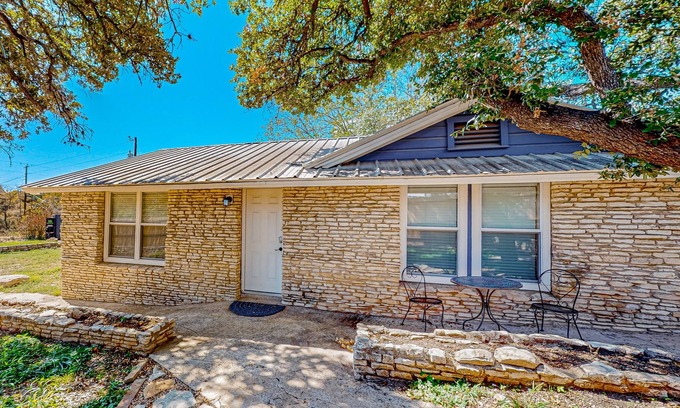 Leander House | Conveniently located cottage with on-site boat parking & EV charger