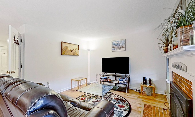 Village at Kearsarge House | Conveniently located townhouse with screened porch, pool, & washer/dryer