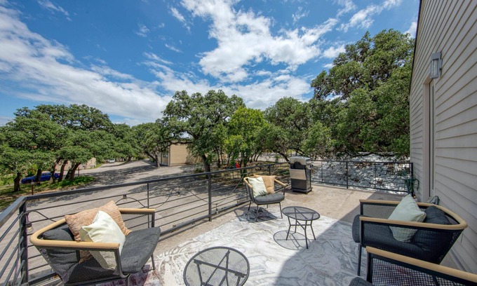 Galindo House | Conveniently Located Upstairs Deck BBQ
