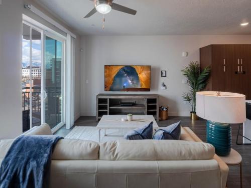 Rio Grande Apartment | Convention Ctr Luxury 1BR Pool Gym Hot Tub