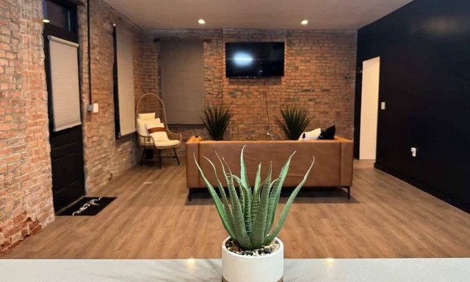 Italian Village House | Convention - King Bed - Short North - Parking Free
