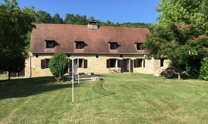 Saint-Germain-de-Belves House | Converted Barn,full of character, with large pool and grounds