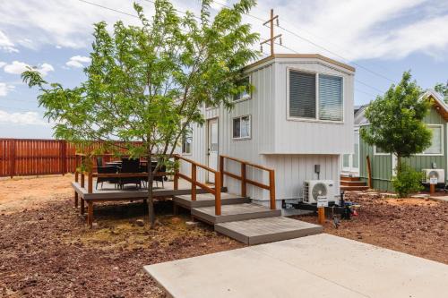 Apple Valley House | Convient tiny home private deck